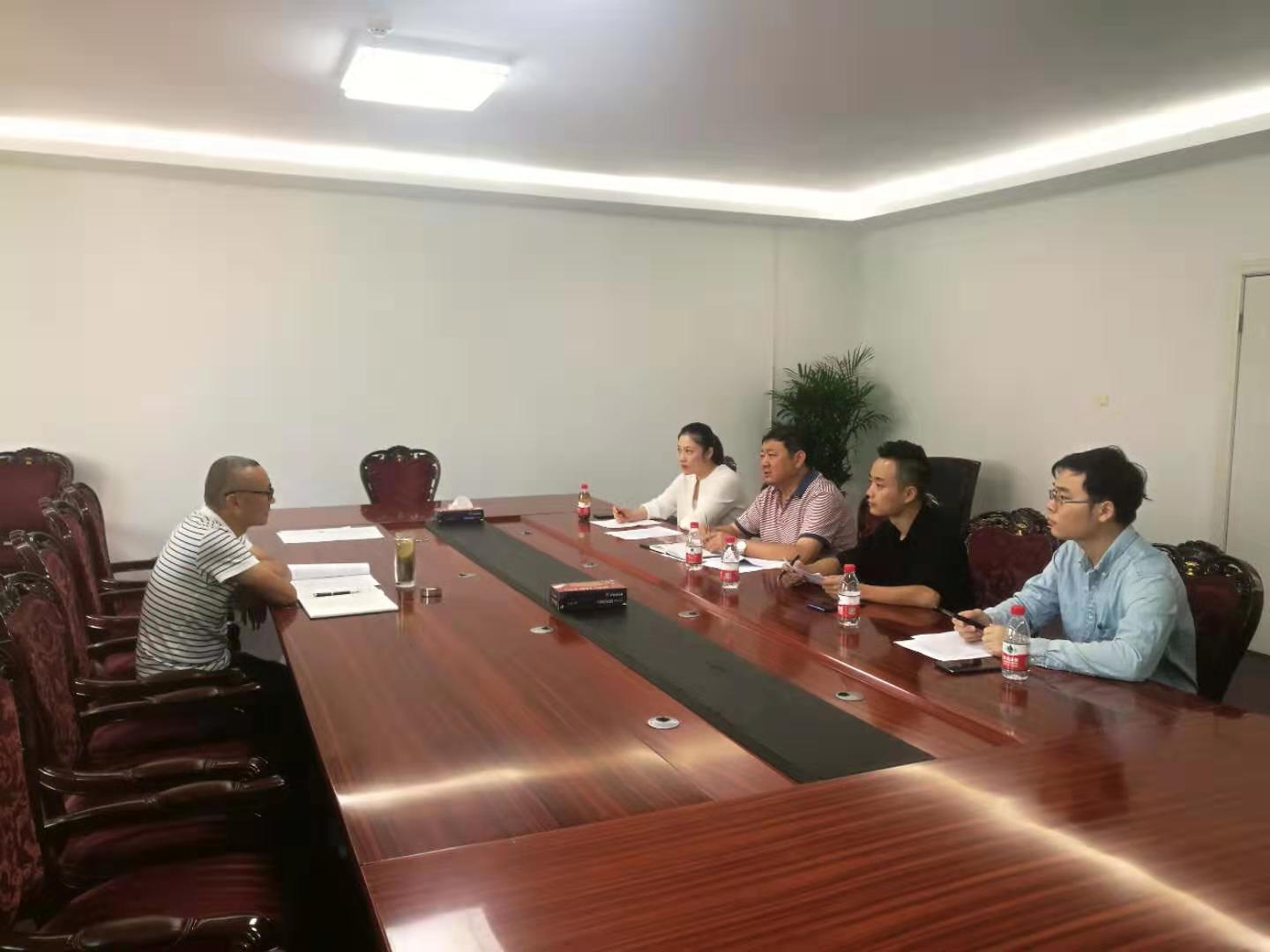 為盡快落實公租房運營管理購買服務，今天上午市安居公司總經(jīng)理陶永午與中標單位建設銀行建信公司就合同簽訂、人員配備和介入管理事宜進行商談。.jpg