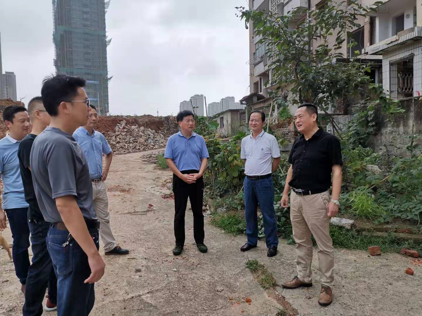 為加快方家沖、造紙廠和桂花園新安置區(qū)建設(shè)，2019年9月5日下，市城建集團(tuán)總經(jīng)理衛(wèi)民陪同市政府副秘書長(zhǎng)劉陳寅深入項(xiàng)目建設(shè)現(xiàn)場(chǎng)，調(diào)度推進(jìn)安置區(qū)征遷工作.jpg