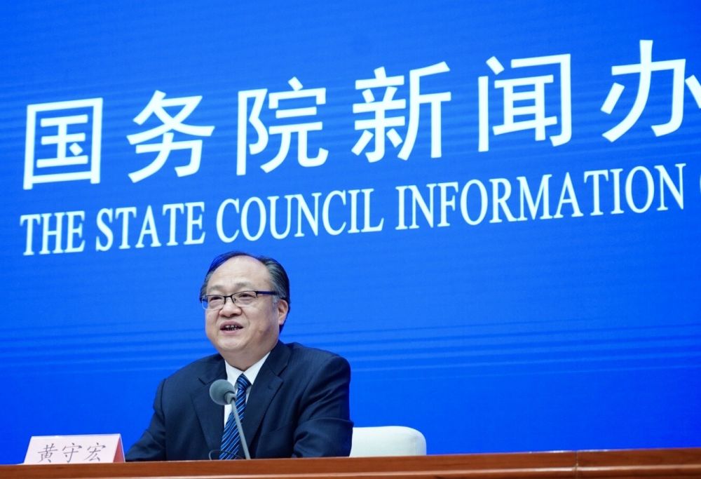 5月22日，國(guó)務(wù)院新聞辦邀請(qǐng)政府工作報(bào)告起草組負(fù)責(zé)人、國(guó)務(wù)院研究室主任黃守宏解讀政府工作報(bào)告有關(guān)情況。新華社記者　陳建力　攝