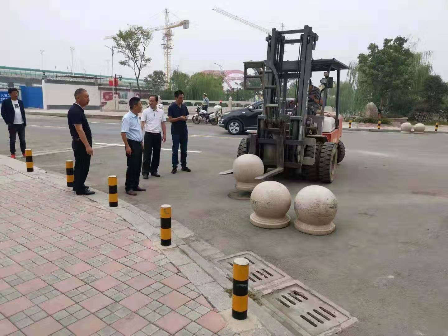 為向新中國成立七十周年獻禮，市城建集團攻堅克難，實現(xiàn)了北門棚改區(qū)域民生路10月1日零時順利通車。國慶假期，市城建集團堅持做好一線工作，在與交警部門共同做好民生路通車保障工作外，抓細節(jié)，抓落實，確保其他各項工作有序推進。.jpg